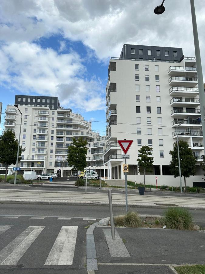 Agreable 2 Pieces Avec Balcon Et Parking Transports By Immo Kit Bnb Sarcelles Exterior photo